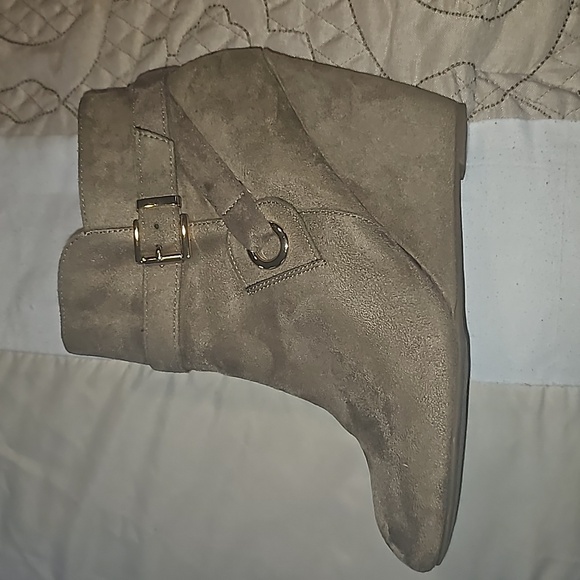 Women suede tan wedge heel ankle boots with zipper - Picture 5 of 8